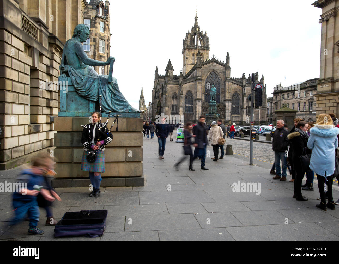 Die Statue des Philosophen David Hume (1711-1776) befindet sich außerhalb der High Court am Lawnmarket auf Edinburghs Royal Mile. Stockfoto