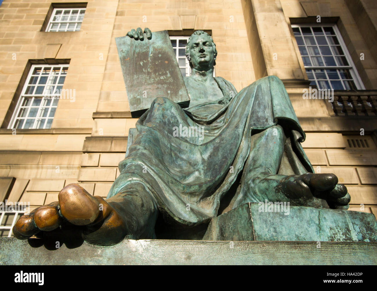 Die Statue des Philosophen David Hume (1711-1776) befindet sich außerhalb der High Court in der auf Edinburghs Royal Mile. Stockfoto