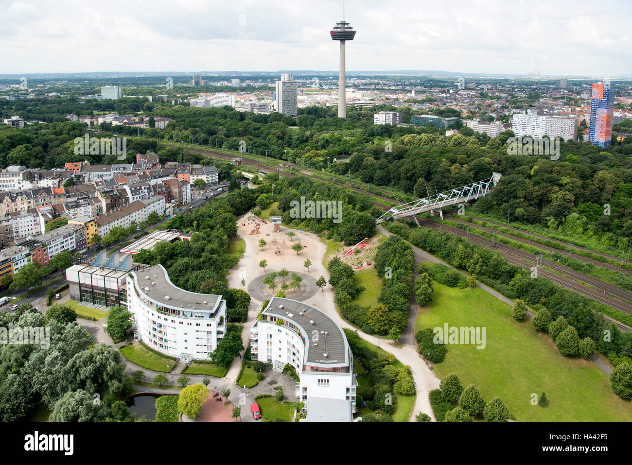 Deutschland, Köln, Blick Vom Media-Turm Auf Den Grüngürtels Und sucht Den Fernsehturm Stockfoto