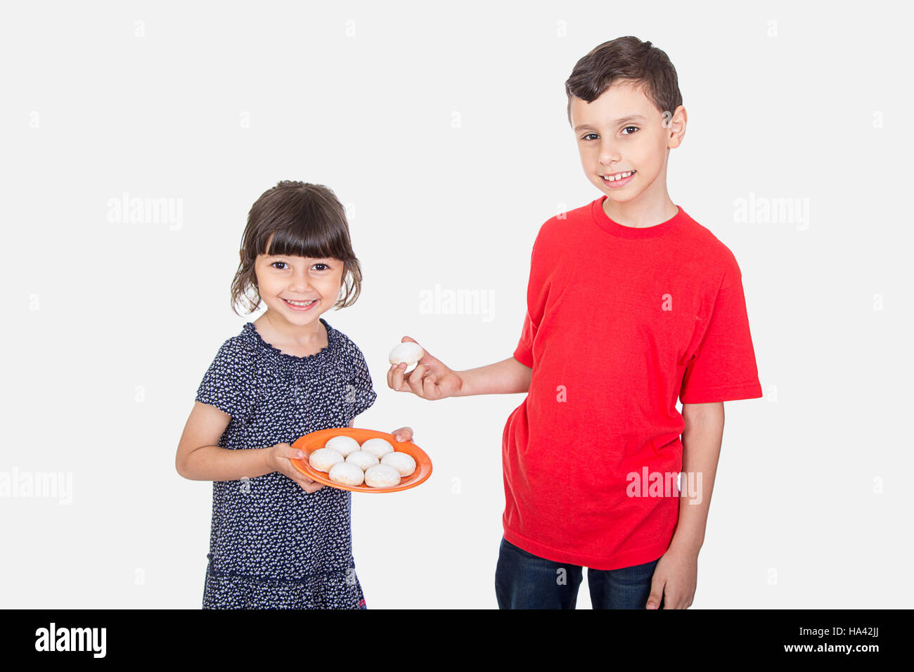 Muslimische Kinder präsentieren Kahk (Cookies) auf das fest Stockfoto