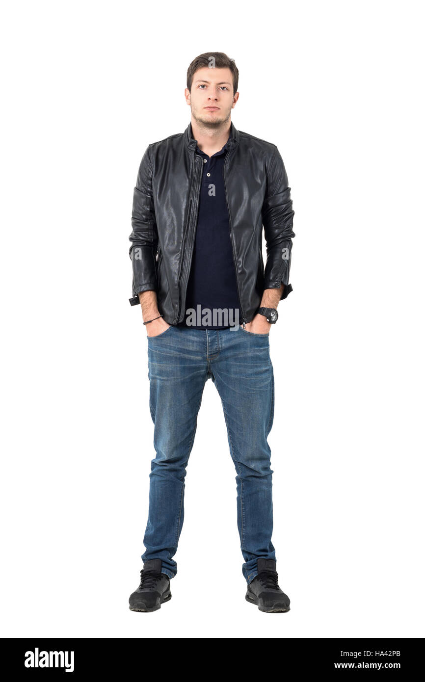 Sicher lässig Jüngling in Lederjacke und Jeans mit Händen in den Taschen. Ganzkörper-Länge-Porträt isoliert auf weiss Stockfoto