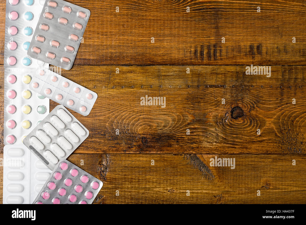 verschiedene Pillen blister Pack auf hölzernen Hintergrund Stockfoto