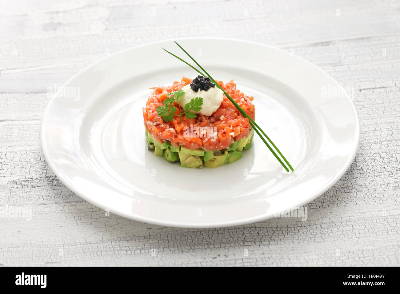 Lachstartar mit Avocado und Kaviar Stockfoto