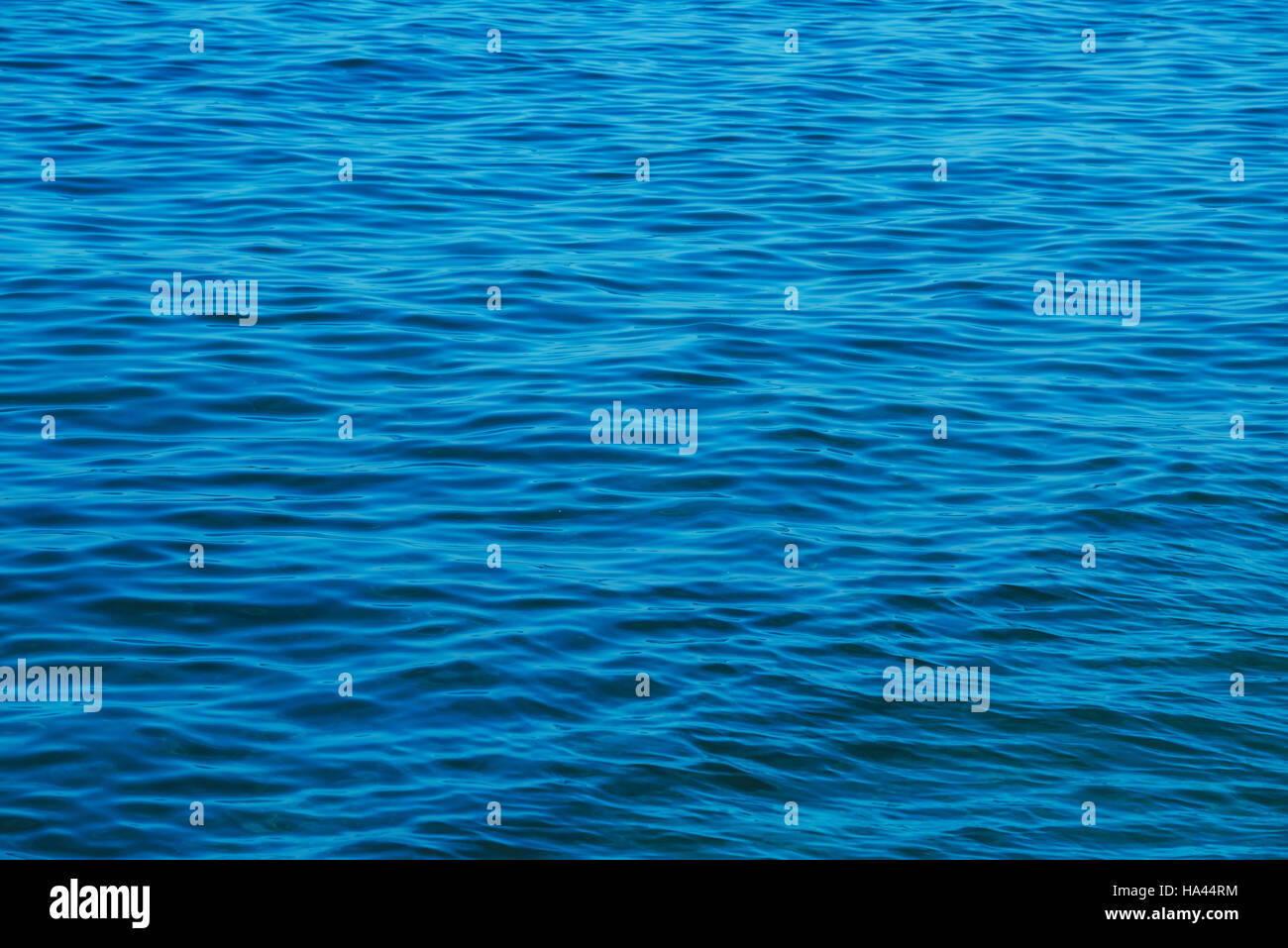 Meer Wasseroberfläche kräuselt Seelandschaft mit als abstrakte dunkelblauem Stockfoto