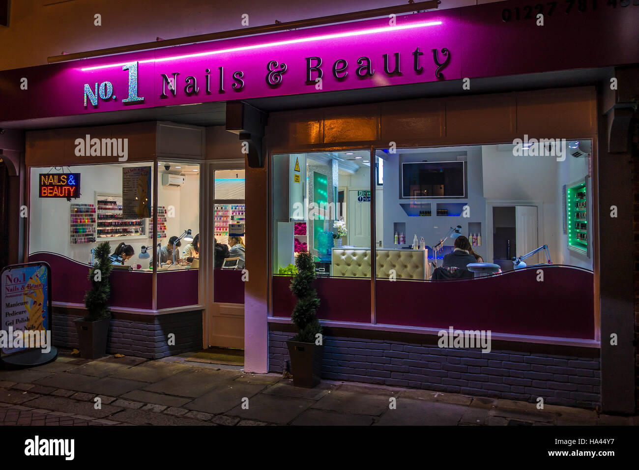 Nagelstudio Nägel und Schönheit der Brüder Canterbury Kent England Stockfoto