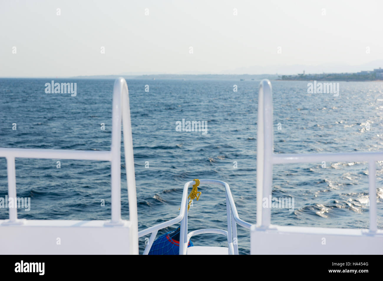 Die Nase der Yacht während der Fahrt auf einem schönen blauen Meer Stockfoto