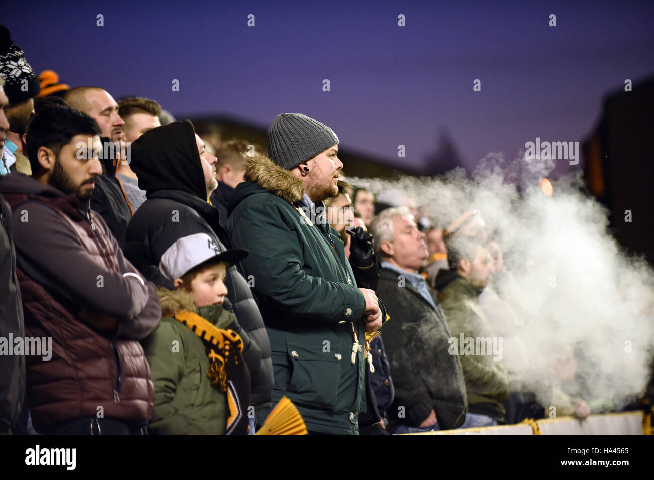 Mann, der beim Fußballspiel in der Menge dampft Großbritannien raucht Ausatmeende Vape Fans Fan Sportstadion Stockfoto