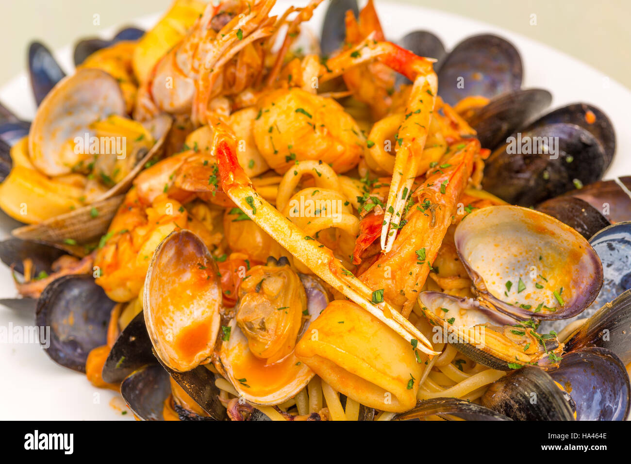 Linguine Pasta mit Muscheln, Tintenfisch und Garnelen geworfen Stockfoto