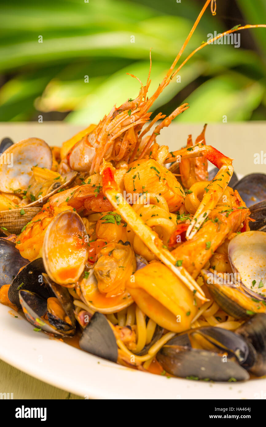 Linguine Pasta mit Muscheln, Tintenfisch und Garnelen geworfen Stockfoto
