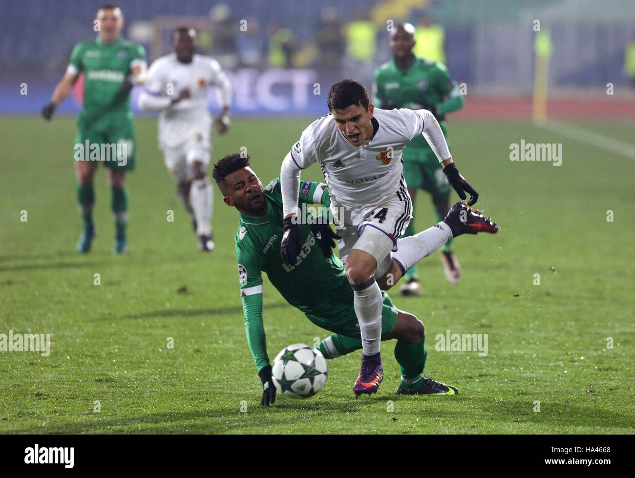 Sofia, Bulgarien - 23. November 2016: Aarau PvP Sisinio Basel Spieler während der UEFA Champions League Fußballspiel zwischen Ludogorets Raz Stockfoto