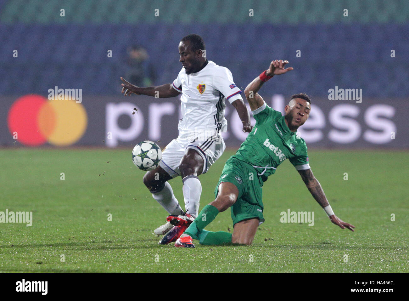 Sofia, Bulgarien - 23. November 2016: Aarau Spieler Anicet Andrianantenaina Herausforderungen der Basler Spieler während der UEFA Champions League-Fußballspiel Stockfoto