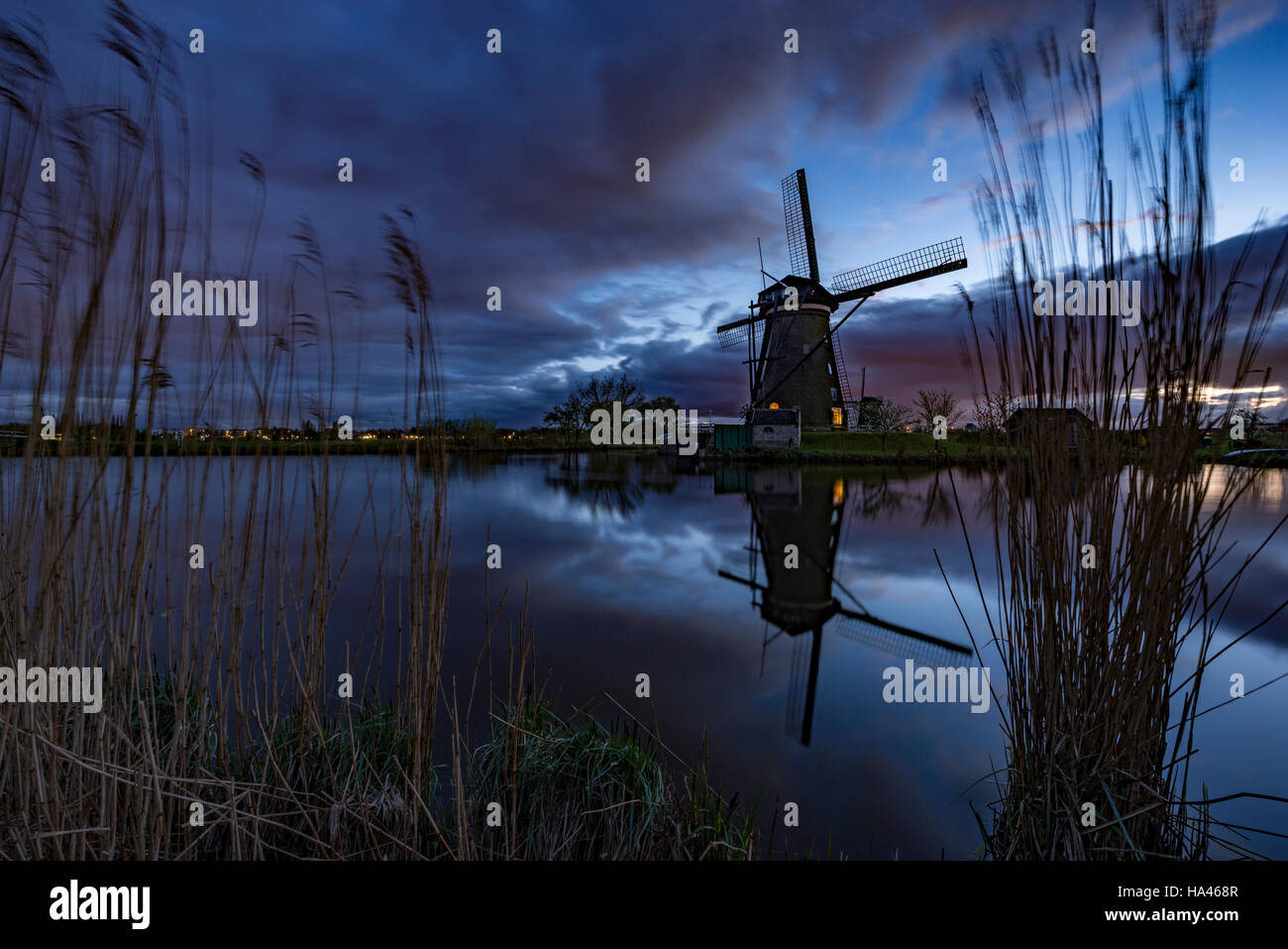 Frühen Abend über die alte Windmühle in Kinderdijk Stockfoto
