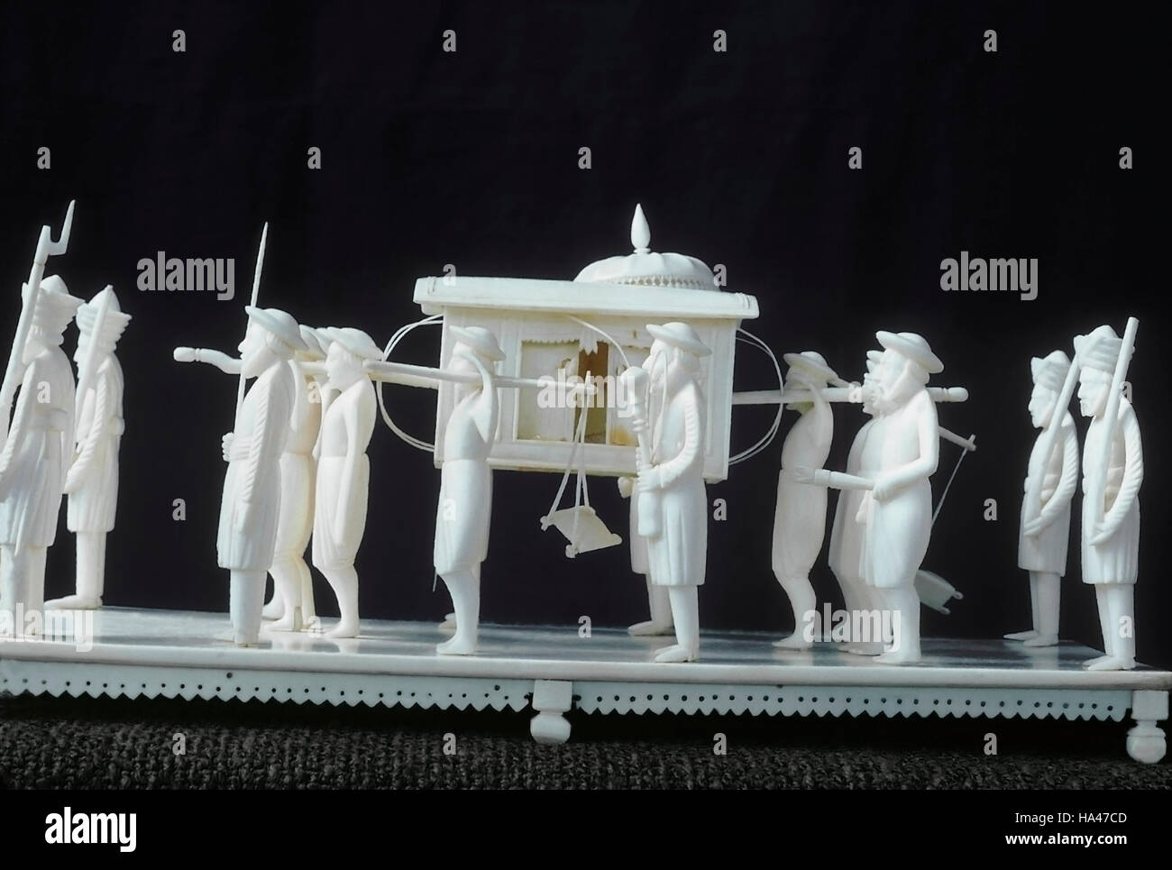 Statuen aus Elfenbein geschnitzt zeigt Menschen, die ein Mughal Königin. Stockfoto