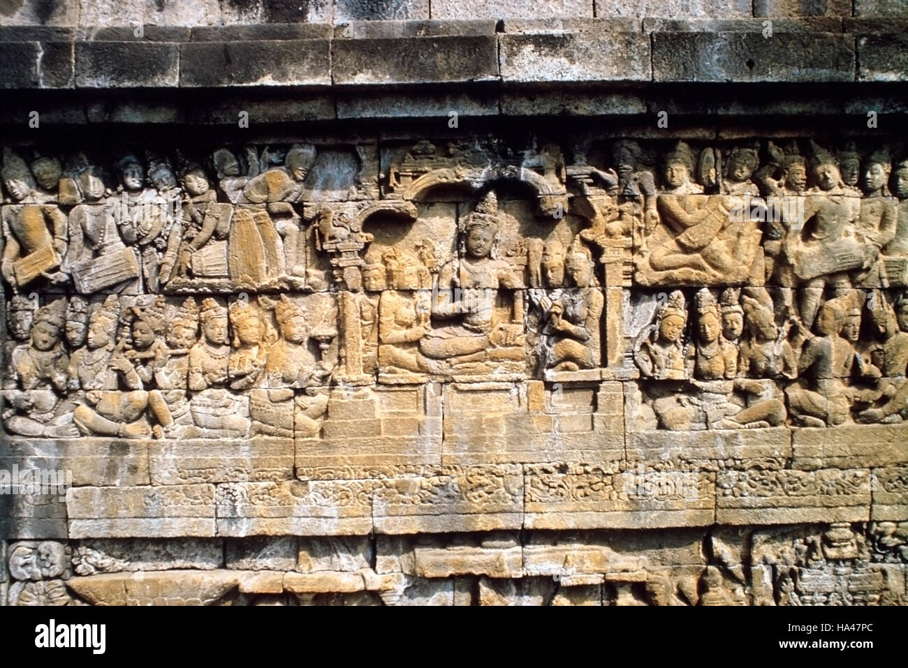 Erste Galerie. Jede Galerie hat Reliefs, die die Umwandlung von Prinz Siddharta Gautama Buddha auszuleben. Boroboudur, Indonesien. Stockfoto