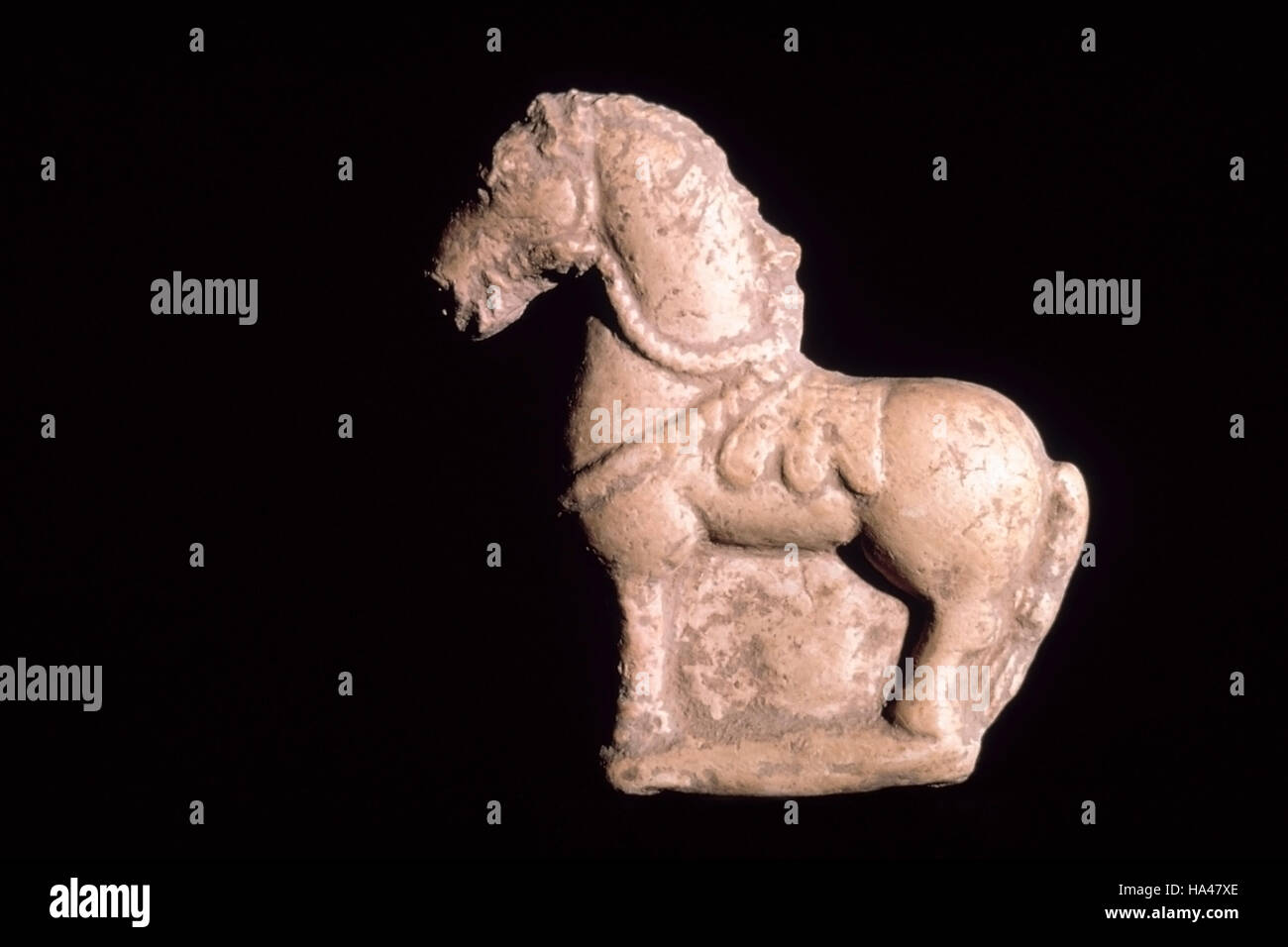 Ter (Osmanabad) Maharashtra. Dekorative Pferd Kaolin, doppelte Form komplett aufgezäumtes Pferd, stehend auf einem Sockel. H - 7,2 cm B - 7,1 cm. Stockfoto