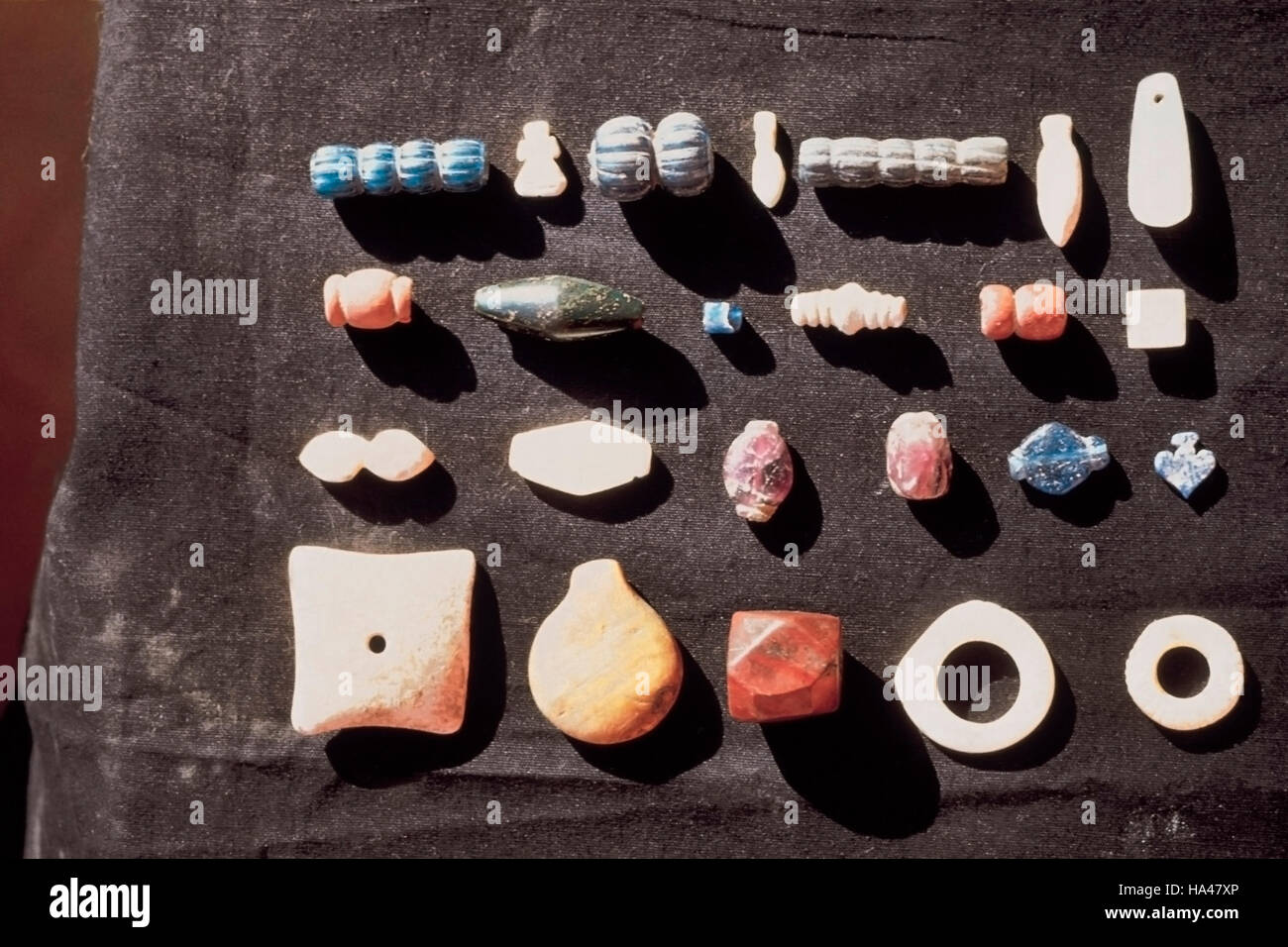 Ter (Osmanabad) Maharashtra. Perlen in verschiedenen Formen und Materialien Stockfoto