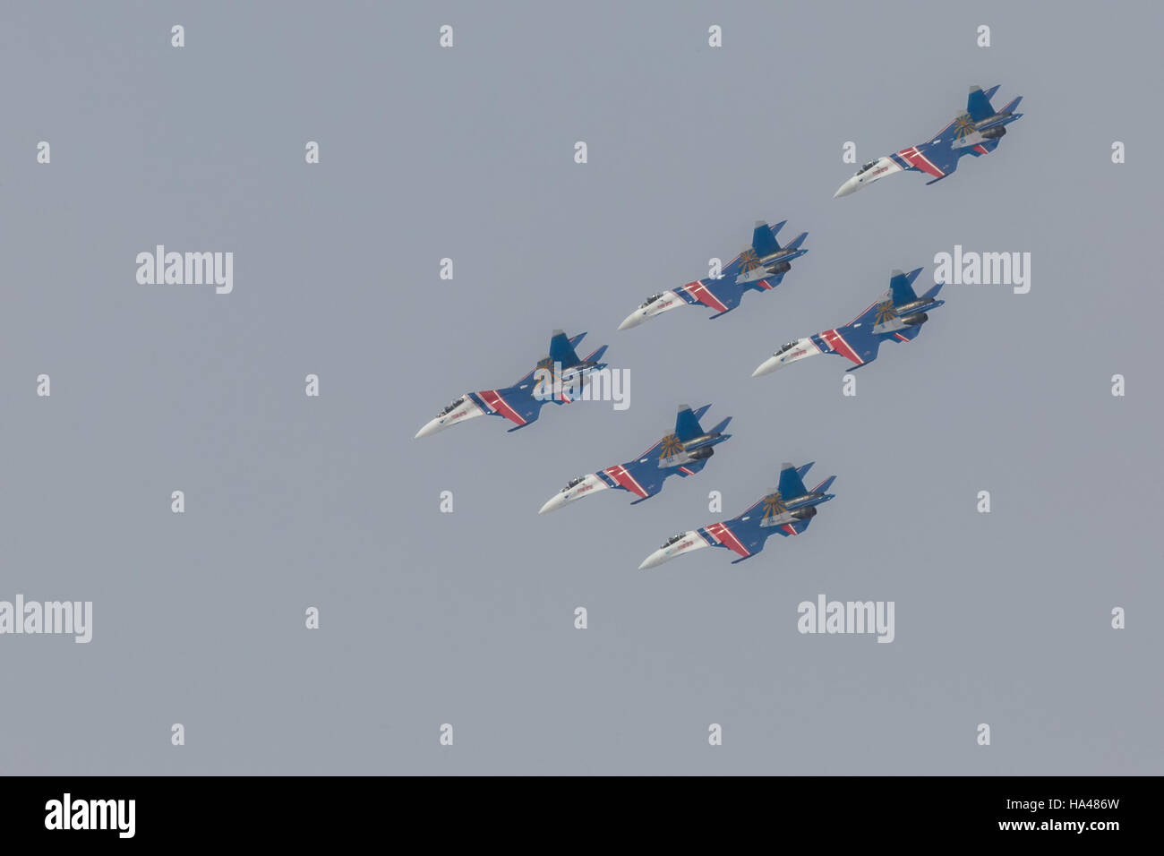 Kämpfer Suchoi Su-27 zeigen Kunstflug bei einer Airshow russische Ritter. Stockfoto