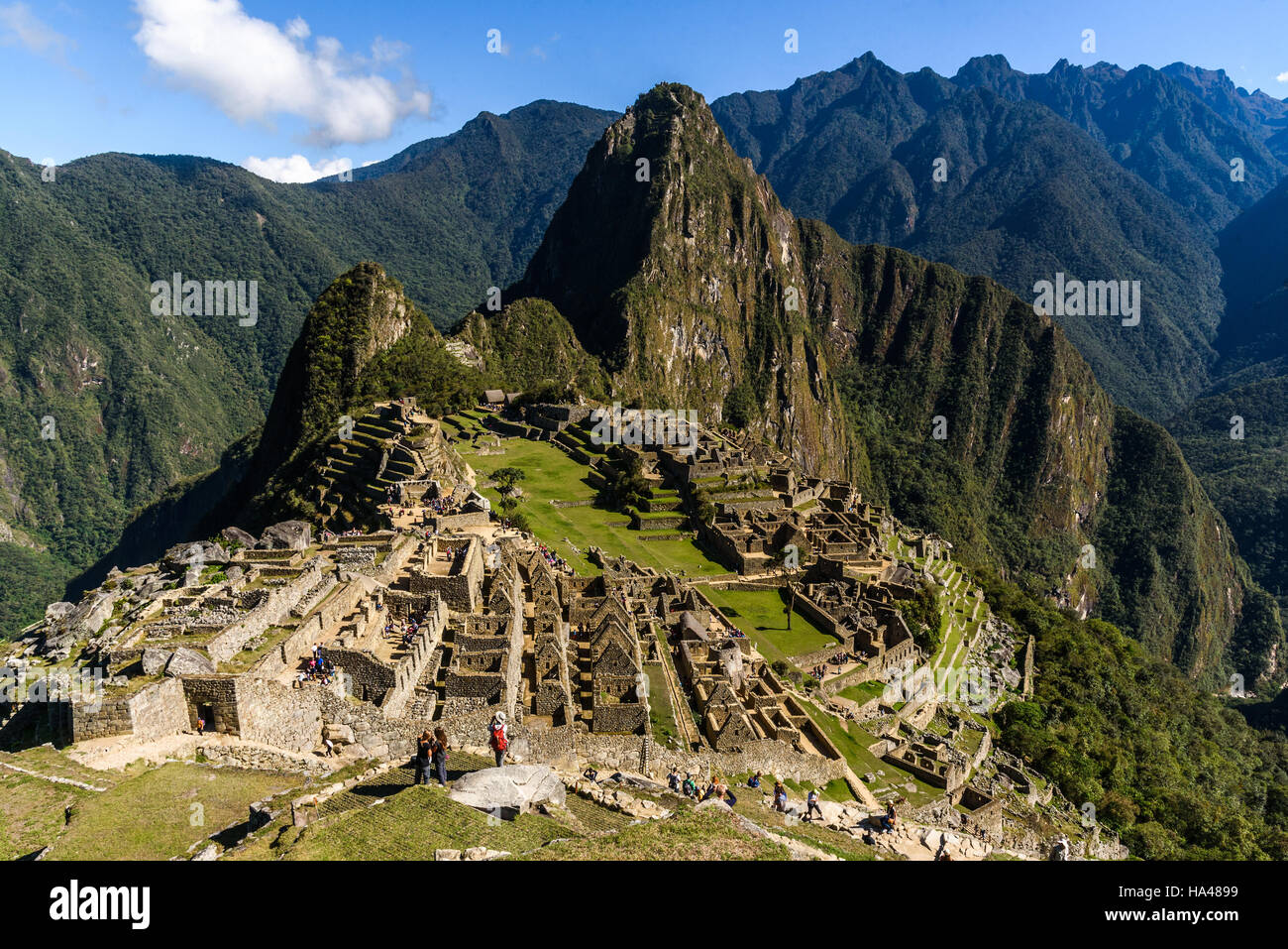 Blick auf die verlorene Inka-Stadt Machu Picchu in der Nähe von Cusco, Peru. Machu Picchu ist eine peruanische historische Heiligtum. Im Vordergrund sind Menschen zu sehen. Stockfoto