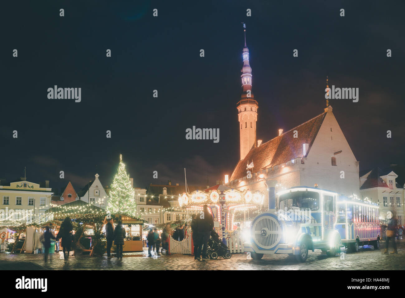 Traditioneller Weihnachtsmarkt in der Altstadt von Tallinn. Die Menschen genießen Winterurlaub. Stockfoto