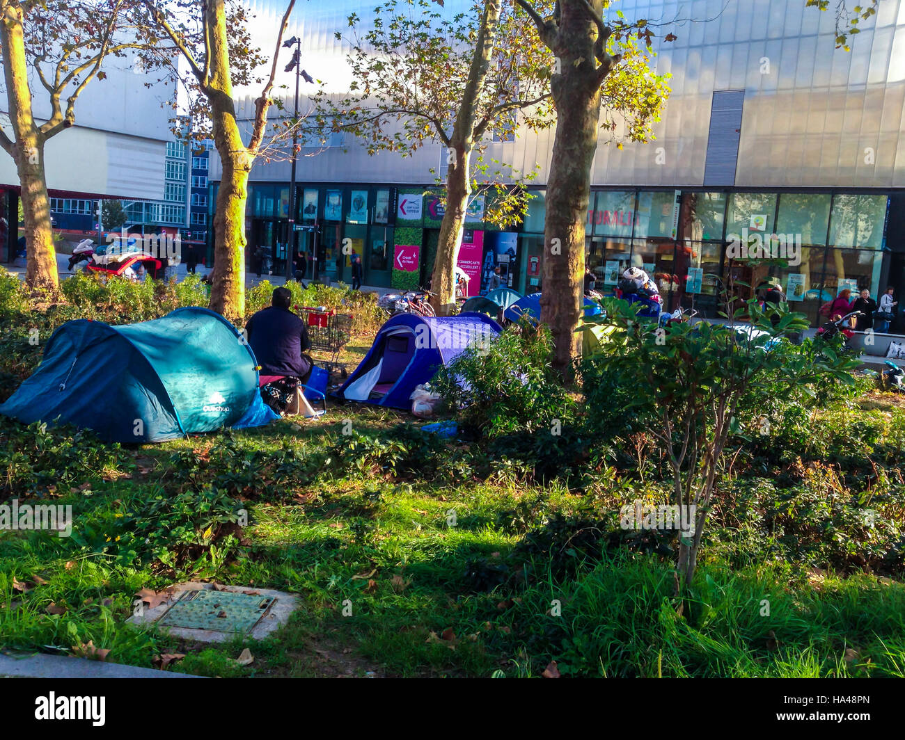Montreuil, Frankreich, Paris, Vororte, Heimatlose Krisenzelte, draußen im Camp im öffentlichen Park, Einwandererlager, öffentliche Armut Stockfoto