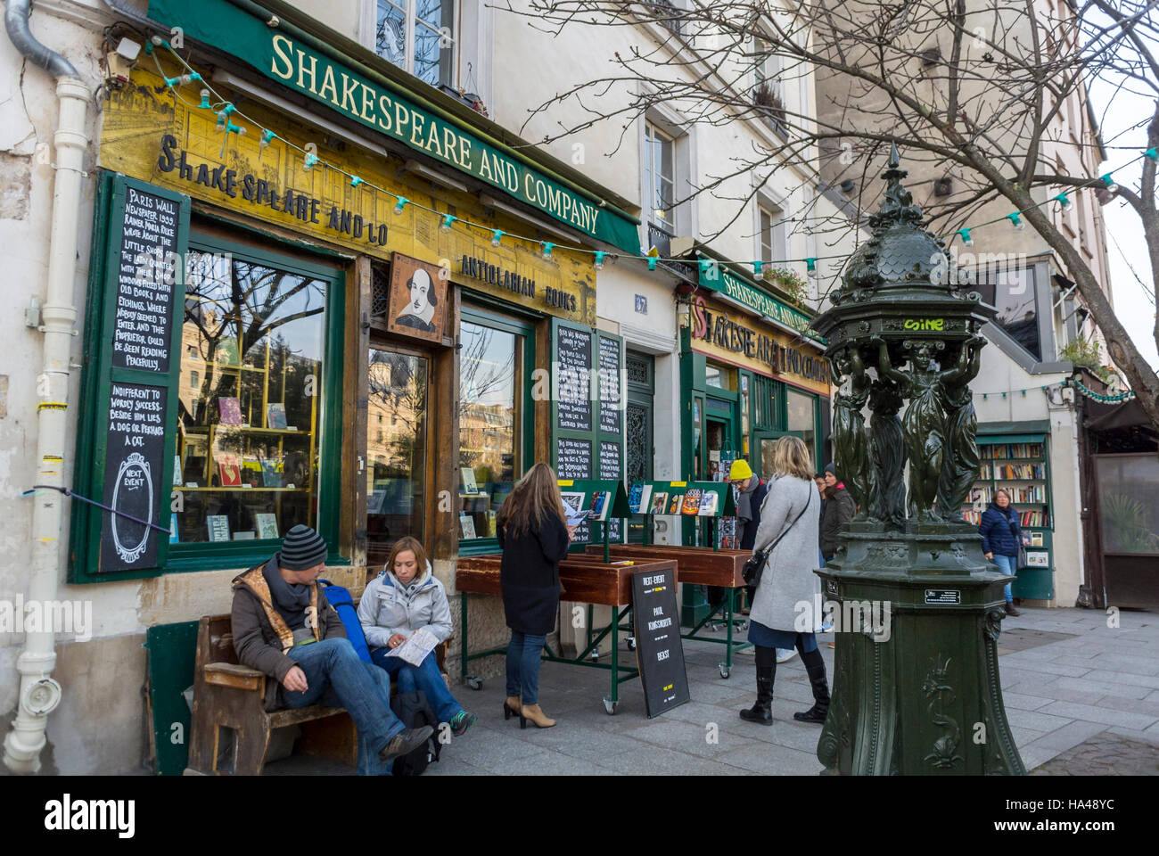 Paris, Frankreich, People Shopping, „Shakespeare and Company“ Buchhandlung, Shop Front Book Store mit Schild, im Quartier Latin, Pariser Straßenszene, Vintage Stockfoto
