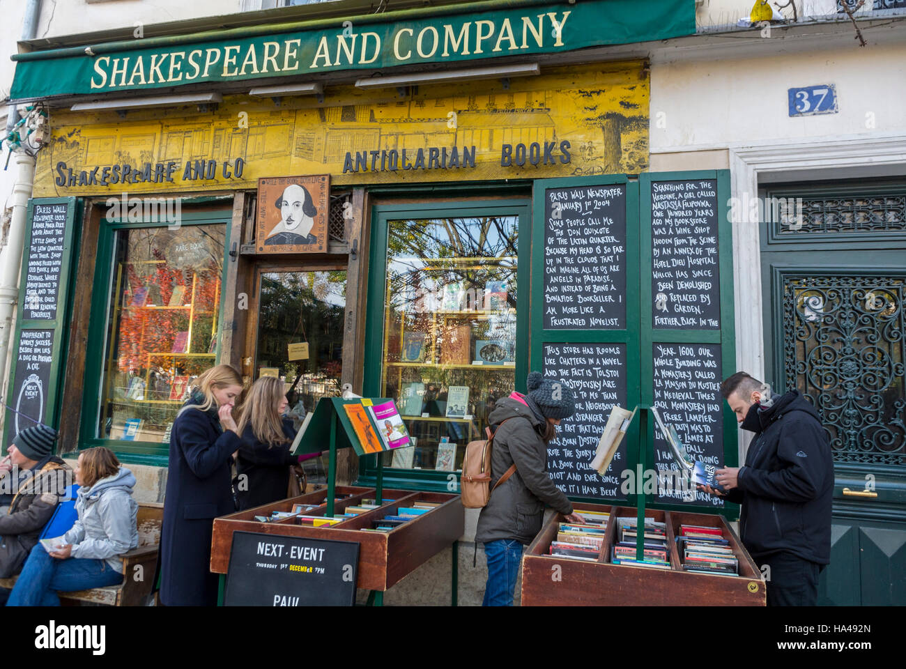Paris, Frankreich, Kleingruppen-Leute-Shopping, „Shakespeare and Company“-Buchhandlung, Schaufenster vorne, mit Schild, im Quartier Latin, Vintage-Buchladen Stockfoto