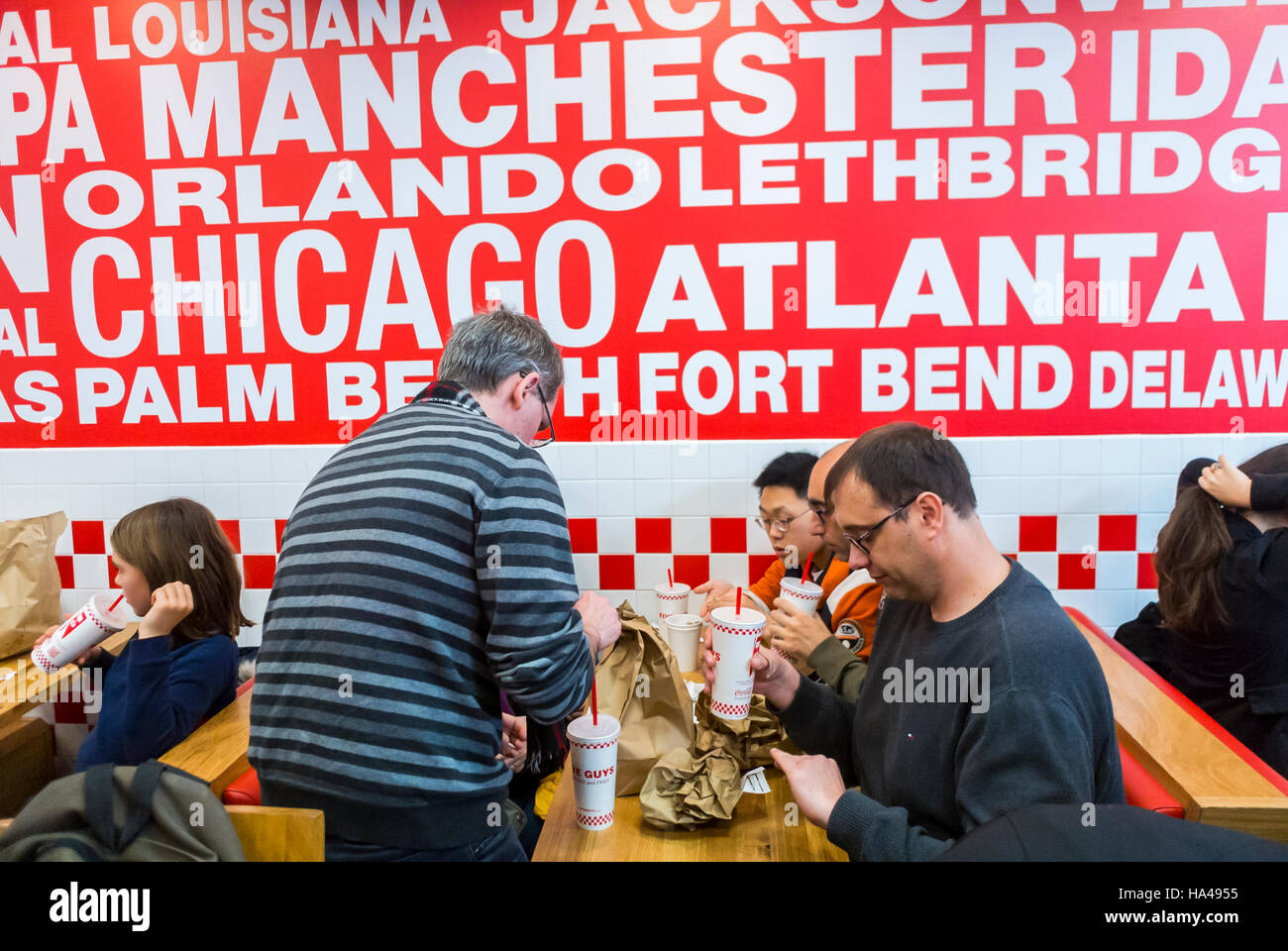 Paris, Frankreich, Franzosen, Familie, Essen Teilen, Mahlzeiten, im American Fast Food Restaurant, 'Five Guys', Bercy Stockfoto
