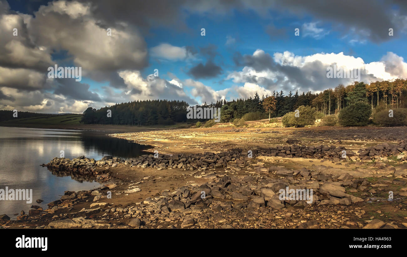 Panorama-Landschaft mit einem See und einem dramatischen Himmel Stockfoto