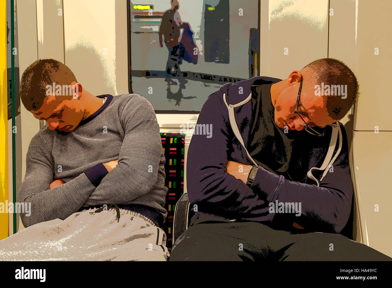 Zwei Männer schlafen auf einer Londoner U-Bahn Zug, London, UK Stockfoto