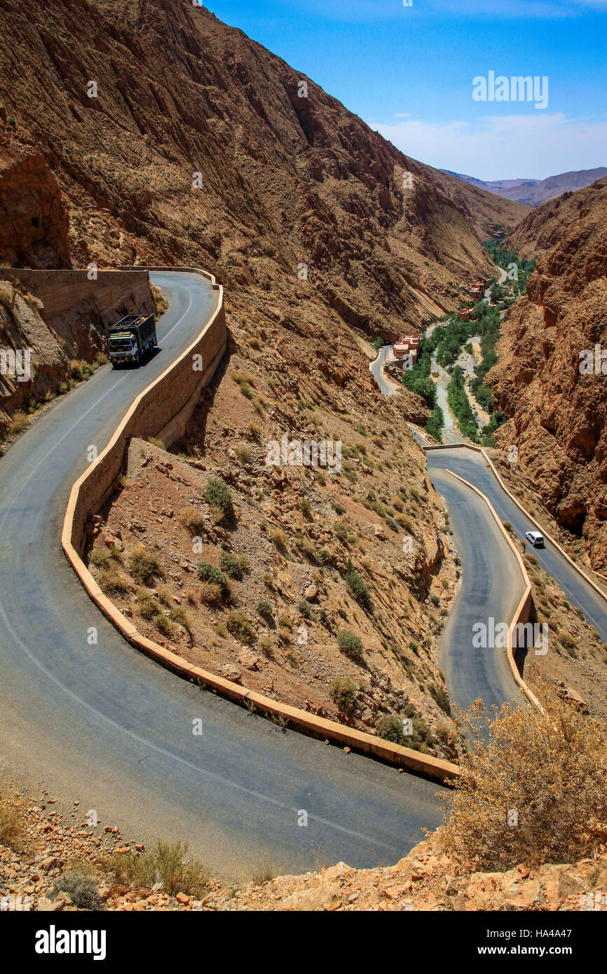 Kurvenreiche Straße durch eindrucksvolle Dades Schlucht, Marokko Stockfoto