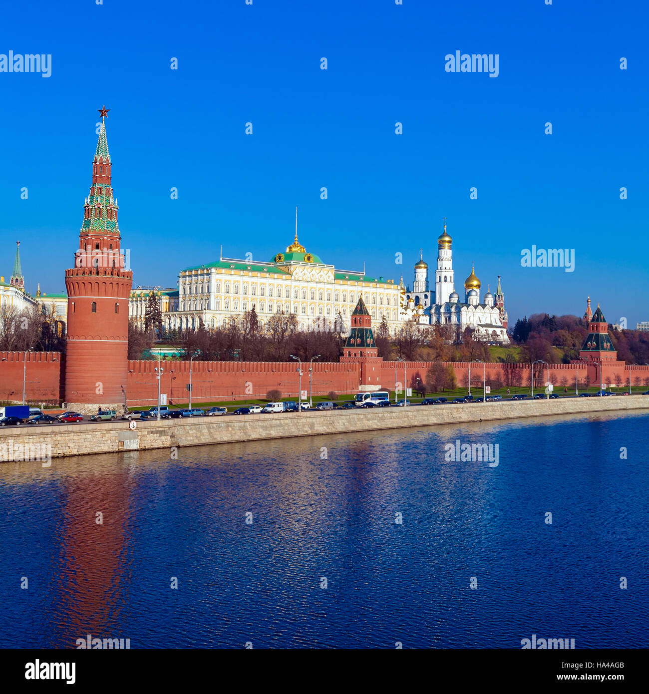 Die Ufer der Moskwa mit roten Mauern des Kreml und dem mittelalterlichen Kathedralen, Russland Stockfoto