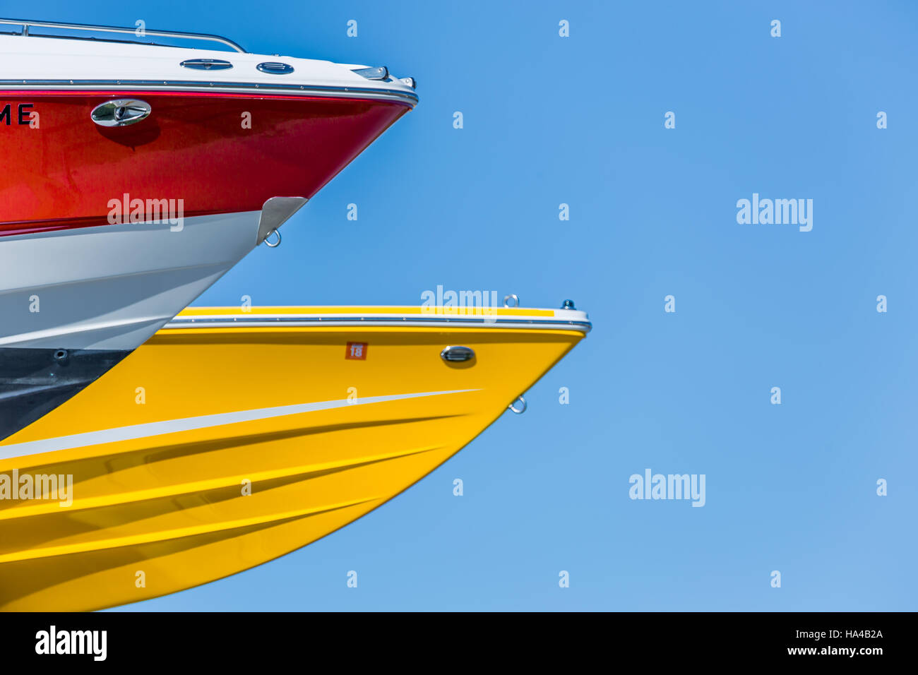 Bootsrümpfe mit prominenten Bögen vor einem blauen Himmel in der Luft Stockfoto