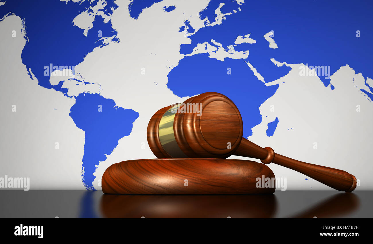 Internationale Gerechtigkeit, Menschenrechte und globale Business-Konzept mit einem Hammer und die Weltkarte auf Hintergrund. Stockfoto