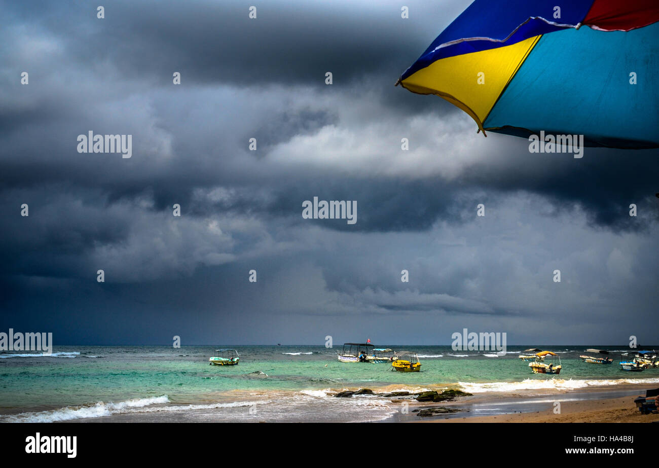 Sturm kommt in Hikkaduwa Strand Stockfoto