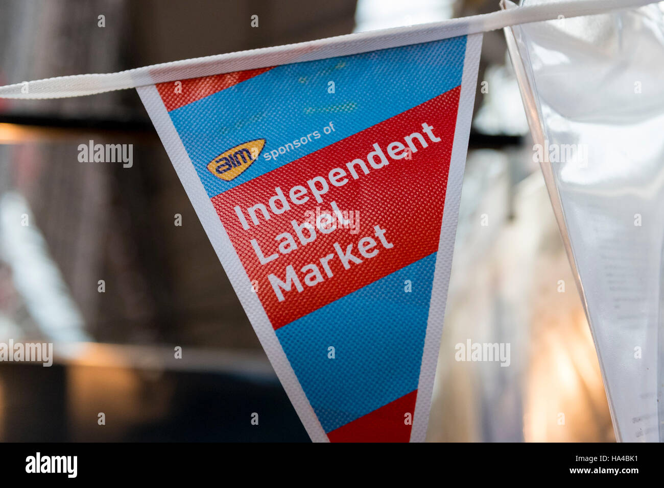 London, UK.  26. November 2016.  Fans von Musikaufnahmen in einem physischen Format besuchen Old Spitalfields im East End für den unabhängigen Label-Markt, wo Sammler neue Pressungen des Vinyl-Klassiker sowie das neueste von independent-Labels finden. Bildnachweis: Stephen Chung / Alamy Live News Stockfoto