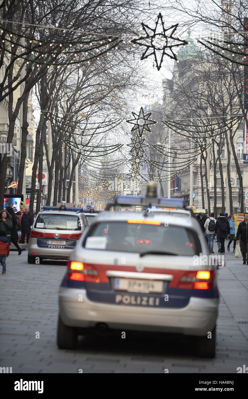 Wien, Österreich. 26. November 2016. Er war nicht sehr zufrieden, die erste shopping-Tag in Wien. Am Eröffnungswochenende des Weihnachtsgeschäftes Aktivisten einer Asyl-Demonstration zog durch die Innenstadt und marschierten über die Mariahilferstrasse. Die Demonstranten kämpfen gegen Abschiebungen aller Art. Bildnachweis: Franz Perc/Alamy Live-Nachrichten. Stockfoto