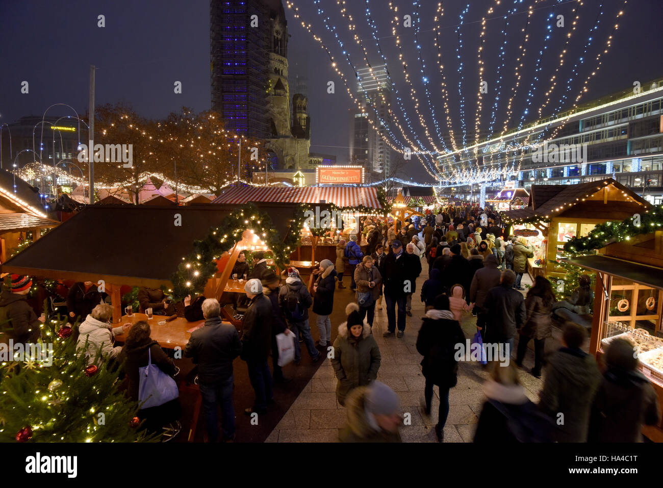 Berlin, Deutschland. 26. November 2016. Besucher auf dem Weihnachtsmarkt-Markt durch die Kaiser-Wilhelm-Gedaechtniskirche-Kirche in Berlin, Deutschland, 26. November 2016. Foto: Rainer Jensen/Dpa/Alamy Live-Nachrichten Stockfoto
