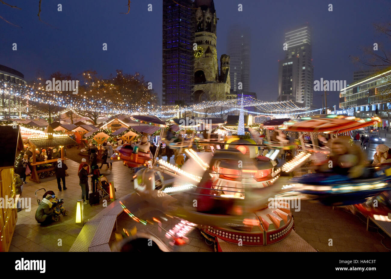 Besucher auf dem Weihnachtsmarkt-Markt durch die Kaiser-Wilhelm-Gedaechtniskirche-Kirche in Berlin, Deutschland, 26. November 2016. Foto: Rainer Jensen/dpa Stockfoto