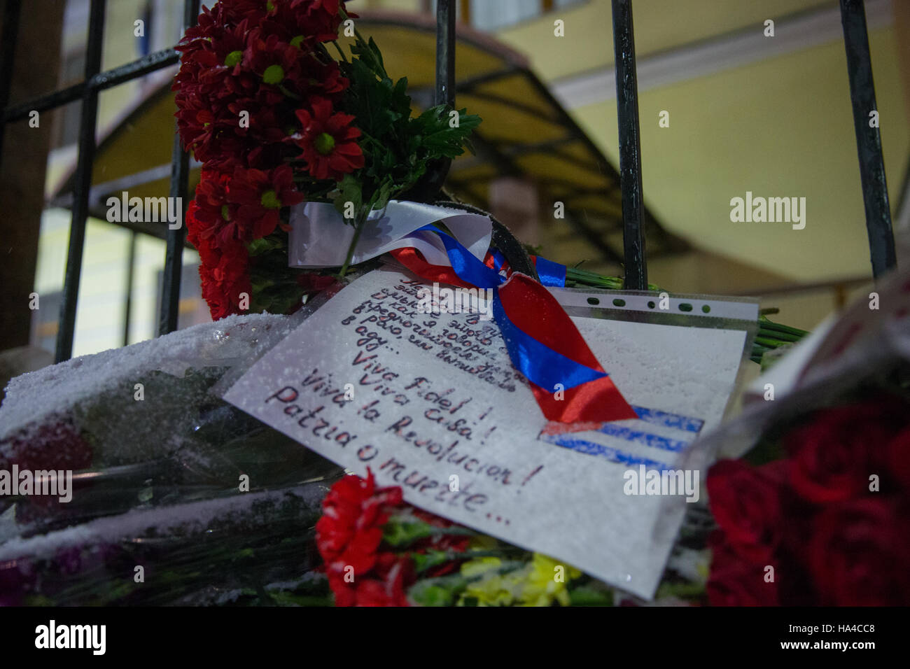 Moskau, Russland. 26. November 2016. Blumen bei der kubanischen Botschaft in Moskau in Erinnerung an Kubas Revolutionsführer und ehemaliger Präsident Fidel Castro. Castro starb im Alter von 90 am 25. November 2016. Bildnachweis: Victor Vytolskiy/Alamy Live-Nachrichten Stockfoto