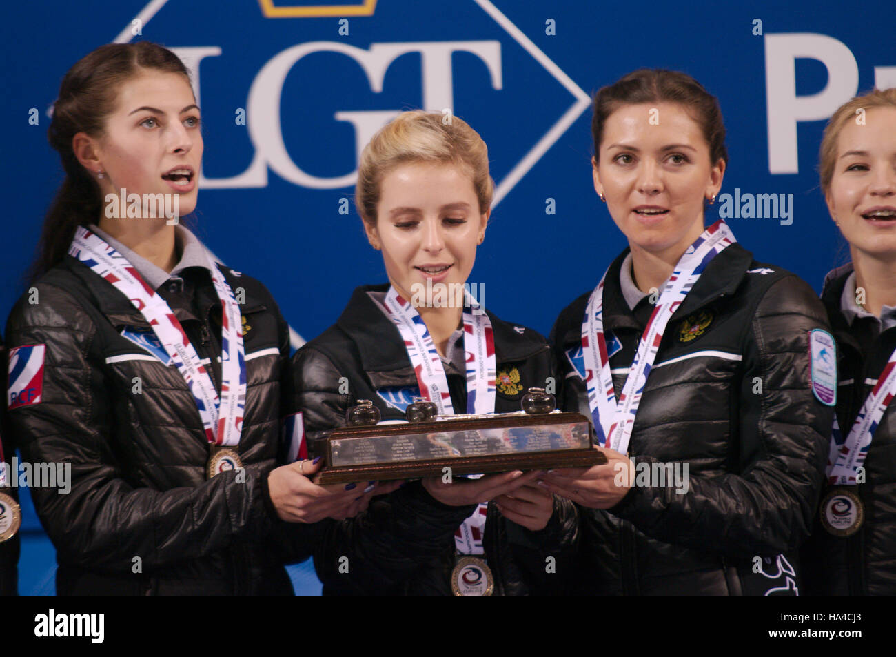 Braehead Arena, Renfrewshire, Schottland, 26. November 2016. Russische Lockenwickler hält die Trophäe nach dem Gewinn der A-Division bei der Le Gruyère AOP europäischen Curling Championships 2016 Credit: Colin Edwards / Alamy Live News Stockfoto