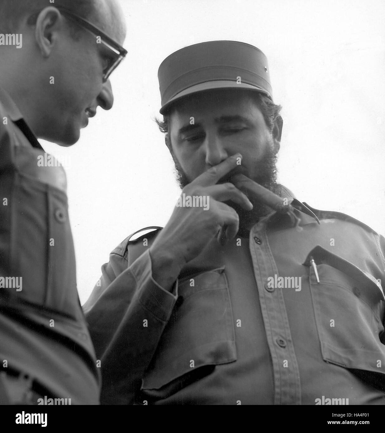 FIDEL ALEJANDRO CASTRO RUZ (13. August 1926 - 25. November 2016), allgemein bekannt als Fidel Castro war ein kubanischer Politiker und revolutionär, der der Republik Kuba als Premierminister von 1959 bis 1976 und dann von 1976 bis 2008 Präsident regiert. Castro war eine umstrittene und spaltenden Welt-Figur. Datei-Bild: c. fünfziger Jahre FIDEL CASTRO Zigarren © Globe Photos/ZUMAPRESS.com/Alamy Live-Nachrichten Stockfoto