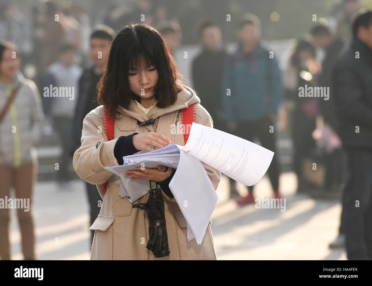 Nanjing, China Jiangsu Provinz. 27. November 2016. Ein Antragsteller überprüft vor der Prüfung nationaler Beamter in Nanjing, der Hauptstadt der ostchinesischen Provinz Jiangsu, 27. November 2016. Etwa 1.486.300 Bewerber sind qualifiziert für die nationalen Beamten Prüfung in diesem Jahr in China. © Sonne kann/Xinhua/Alamy Live-Nachrichten Stockfoto