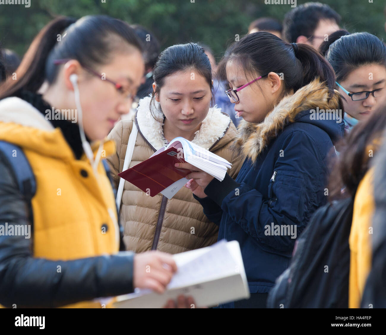 Nanjing, China Jiangsu Provinz. 27. November 2016. Bewerber zu überprüfen vor der Prüfung nationaler Beamter in Nanjing, der Hauptstadt der ostchinesischen Provinz Jiangsu, 27. November 2016. Etwa 1.486.300 Bewerber sind qualifiziert für die nationalen Beamten Prüfung in diesem Jahr in China. © Su Yang/Xinhua/Alamy Live-Nachrichten Stockfoto