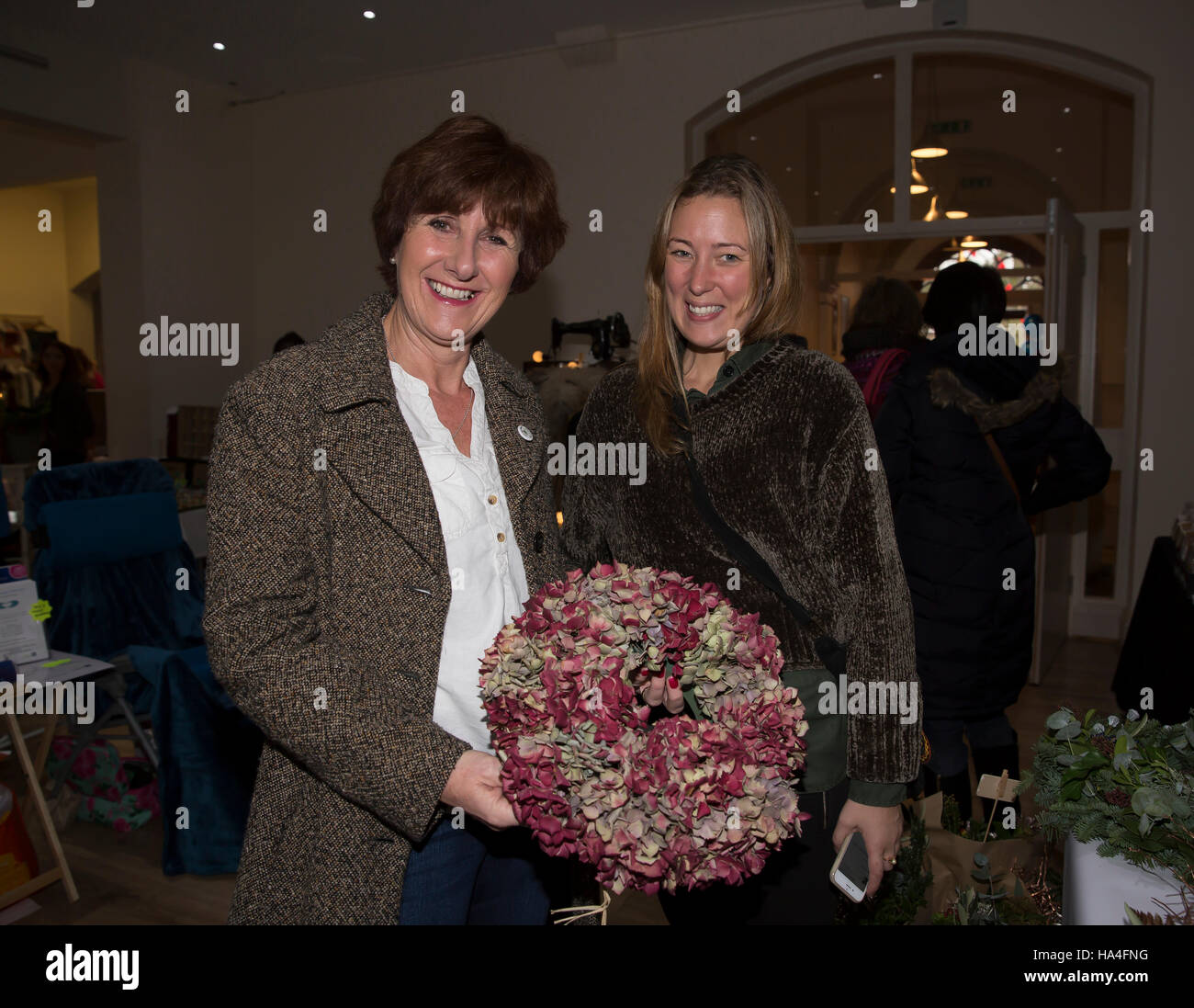 Beckenham, UK. 27. November 2016, Jane Beedle, Bake Off Sterne Posen mit einem Blumenarrangement von Lauras Flauras gemacht, nachdem sie den Weihnachtsmarkt in Beckenham geöffnet. Bildnachweis: Keith Larby/Alamy live News Stockfoto