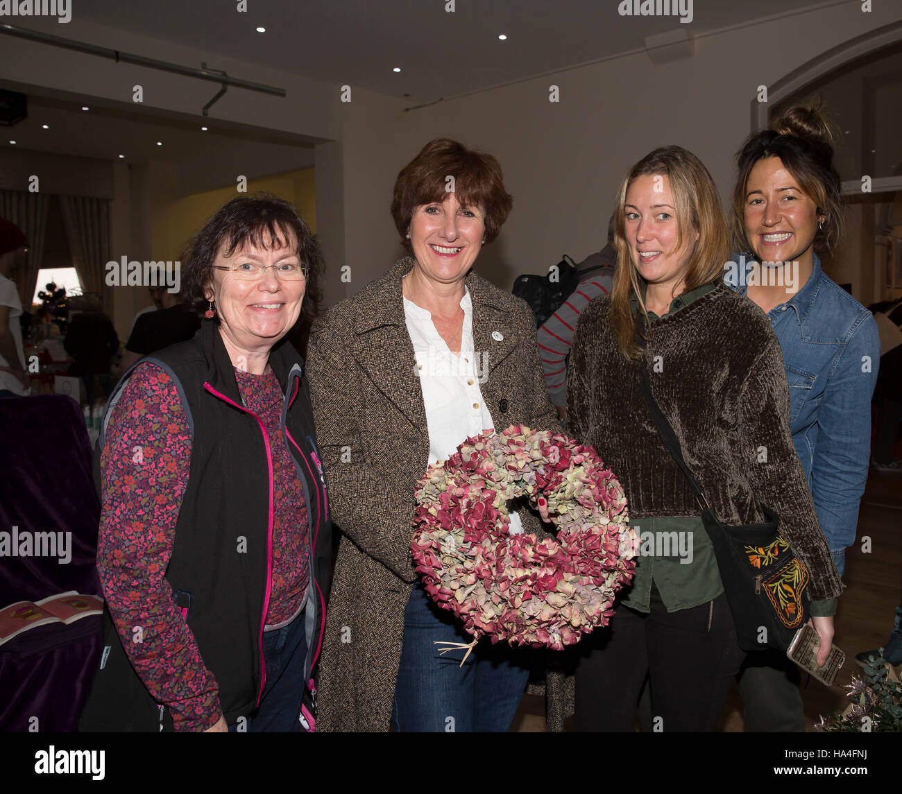 Beckenham, UK. 27. November 2016, Jane Beedle, Bake Off Sterne Posen mit Mitarbeitern aus Lauras Flauras nachdem sie den Weihnachtsmarkt in Beckenham geöffnet. Bildnachweis: Keith Larby/Alamy live News Stockfoto