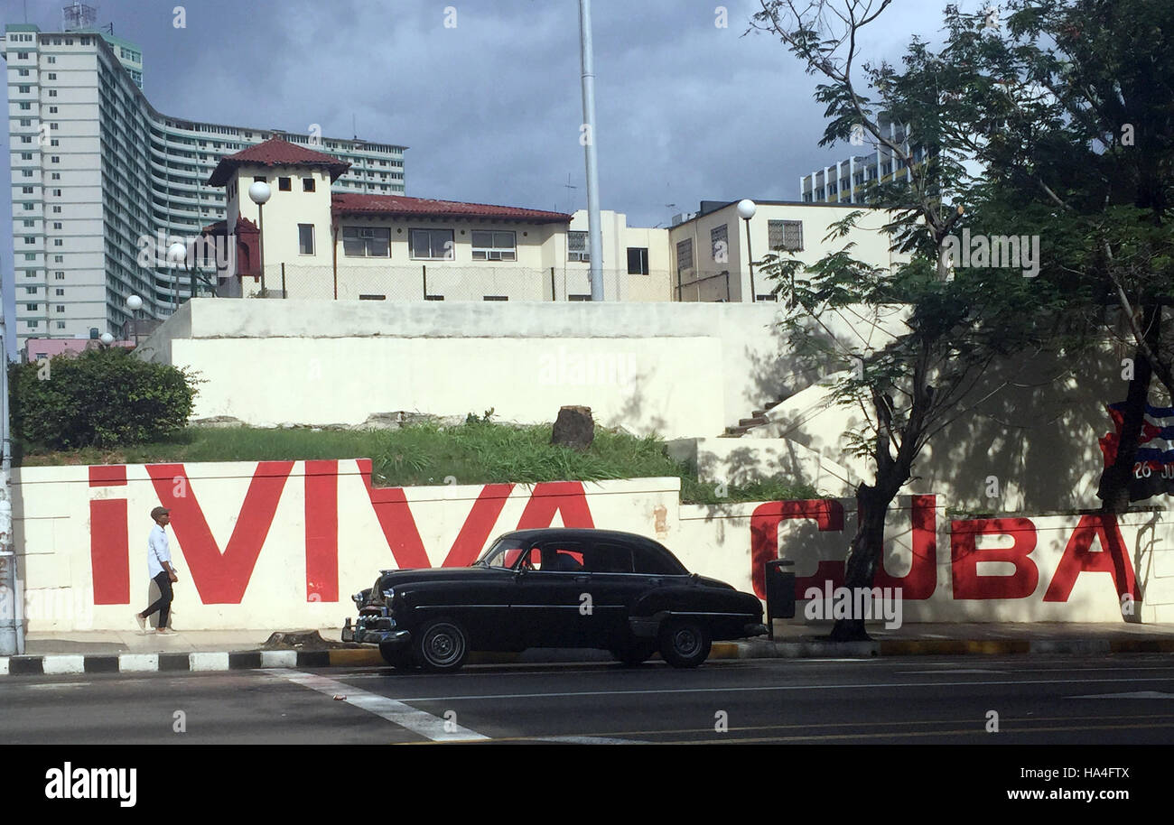 "Viva Cuba" kann an einer Wand des Stadtteils Vedado in Havanna, Kuba 26. November 2016 zu sehen. Der ehemalige kubanische Präsident Fidel Castro starb am 25. November 2016 im Alter von 90 Jahren. Foto: Isaac Risco-Rodriguez/dpa Stockfoto