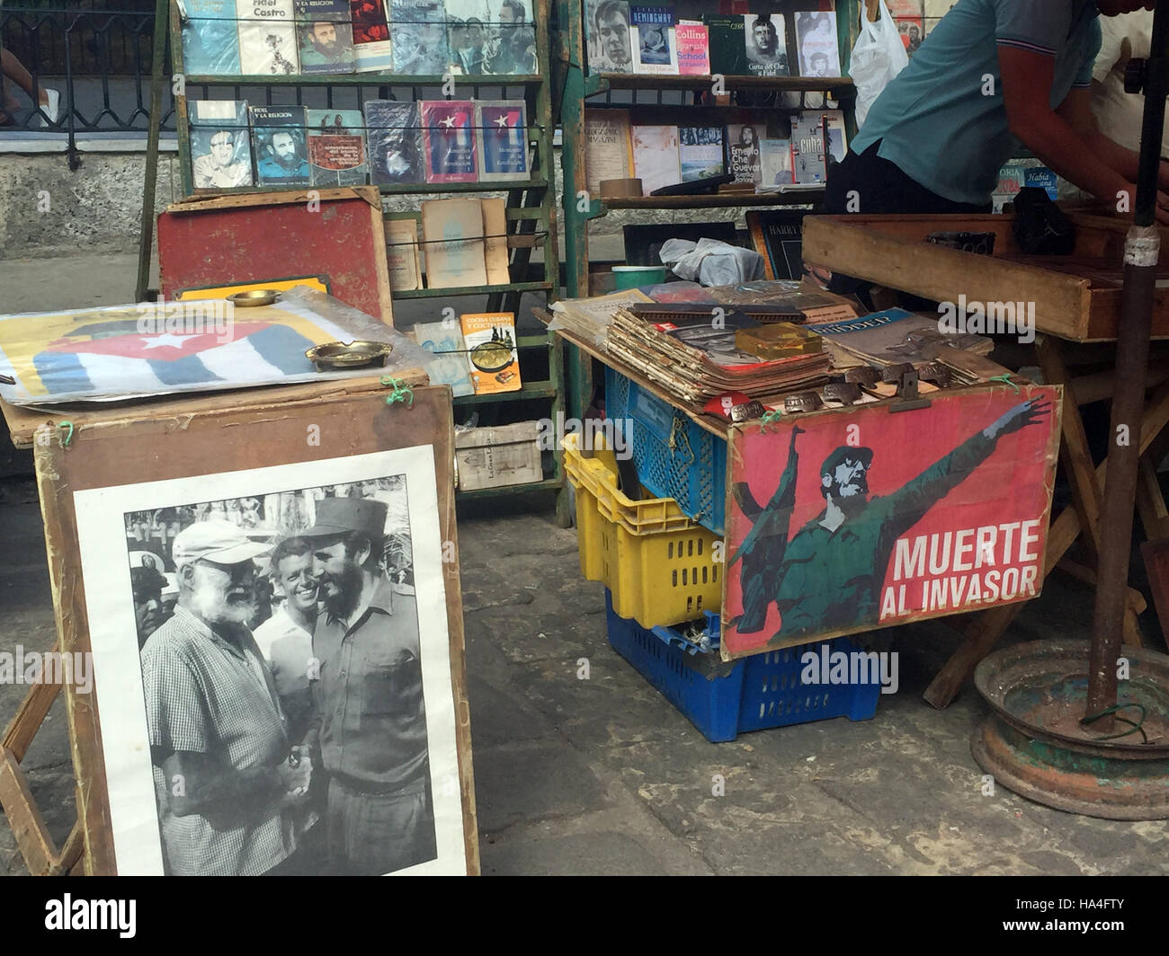 Alte Fotos, Plakate, Bücher an einem Stand auf der Plaza de Armas in der Altstadt von Havanna, Kuba 26. November 2016. Der ehemalige kubanische Präsident Fidel Castro starb am 25. November 2016 im Alter von 90 Jahren. Foto: Isaac Risco-Rodriguez/dpa Stockfoto