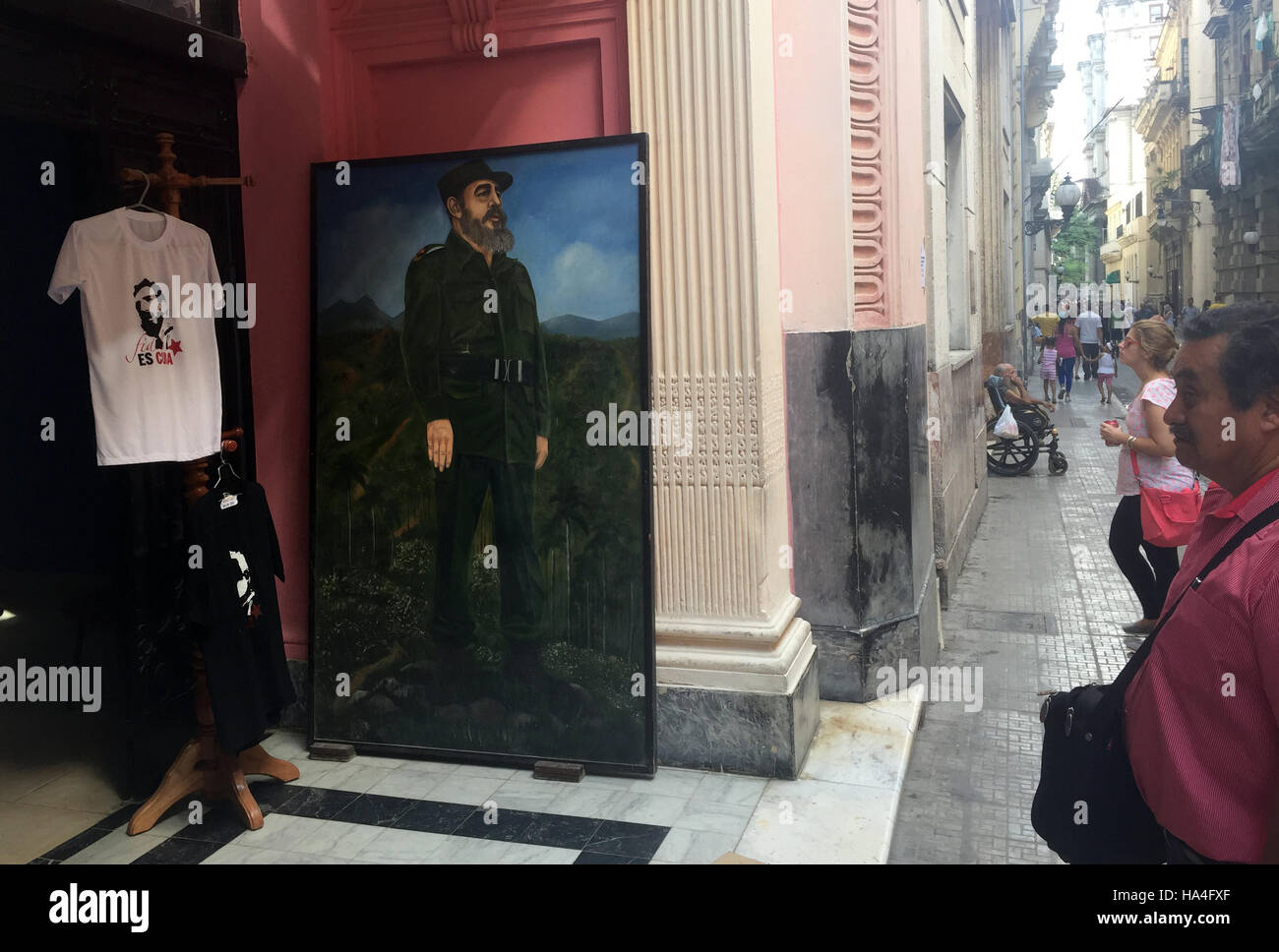 T-Shirts und ein Gemälde sind in der Altstadt von Havanna, Kuba 26. November 2016 im Angebot. Der ehemalige kubanische Präsident Fidel Castro starb am 25. November 2016 im Alter von 90 Jahren. Foto: Isaac Risco-Rodriguez/dpa Stockfoto