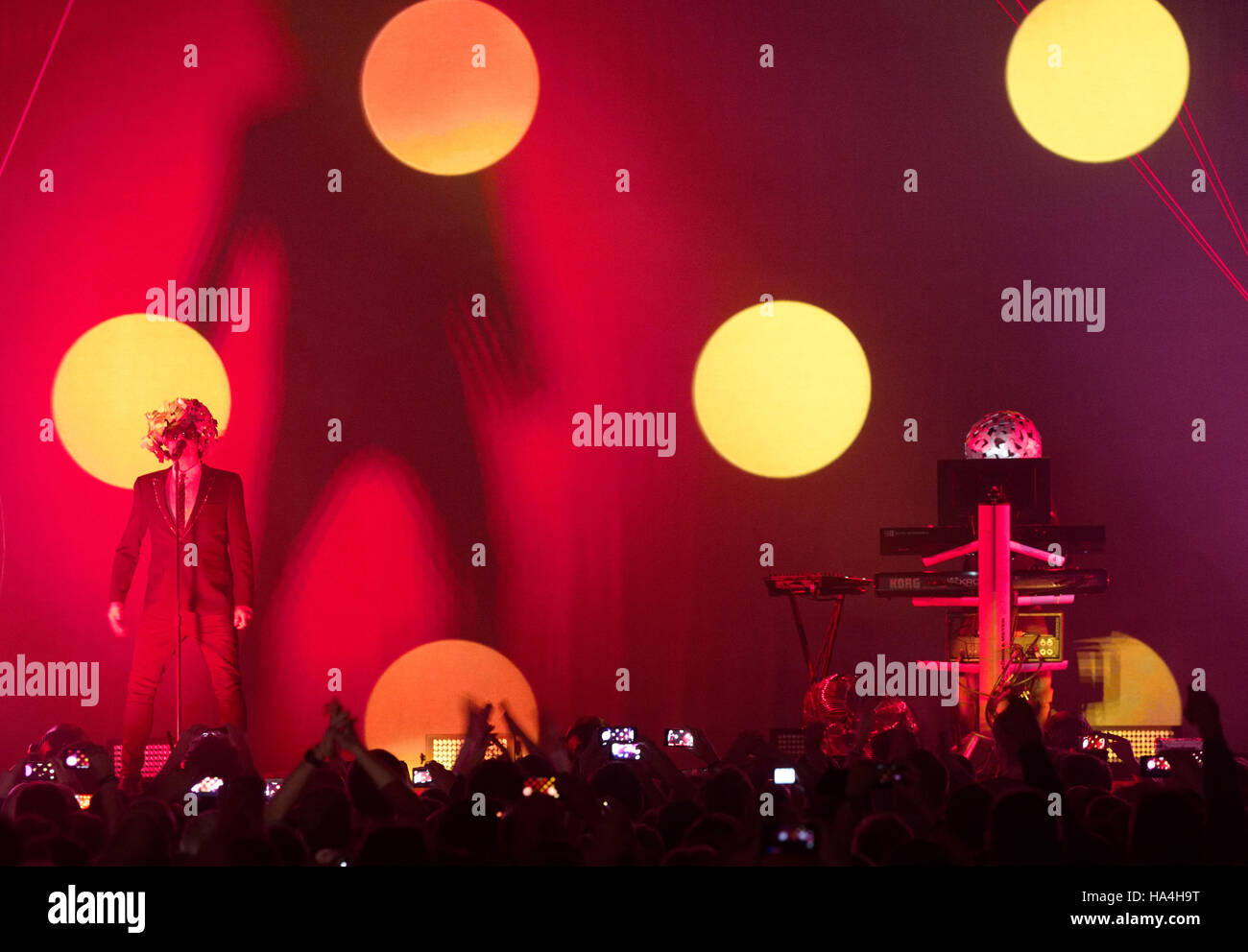 Pop-Gruppe die Pet Shop Boys, Neil Tennant (L) und Chris Lowe (r) spielen auf der Bühne in der Arena in Leipzig, Deutschland, 26. November 2016. Das britische Pop-Duo begann ihre Deutschland-Tour für ihr Album "Super" mit dem Leipziger Konzert. Foto: Peter Endig/Dpa-Zentralbild/dpa Stockfoto
