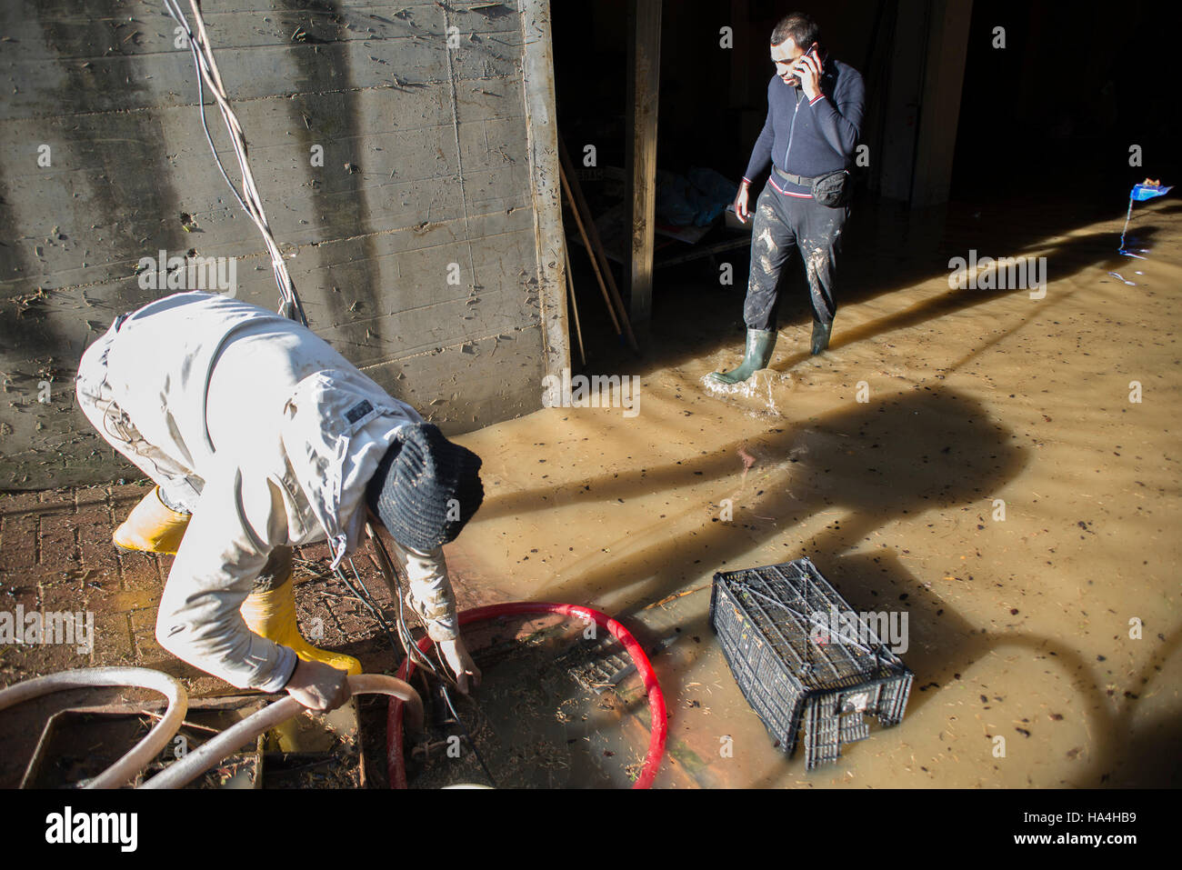 Moncalieri, Piemont, Italien. 27. November 2016. Moncalieri, Italien Turin-November 27, 2016: Flutopfer reinigen die fertig Häuser unter Wasser nach der Flut von 25 November in der Stadt Moncalieri in der Nähe von Turin, Italien © Stefano Guidi/ZUMA Draht/Alamy Live News Stockfoto